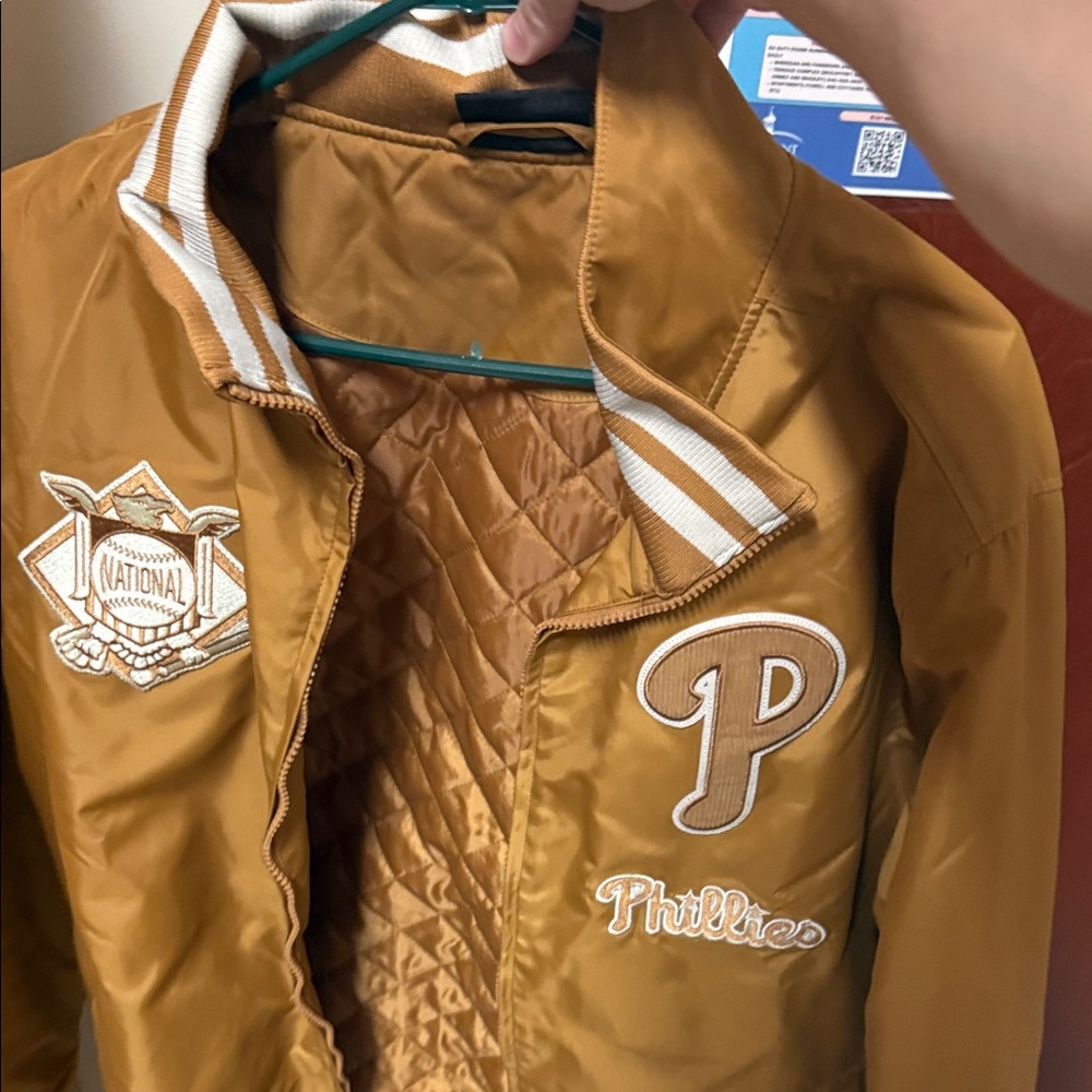 Phillies throwback windbreaker jacket 
Size Large 
Rare piece